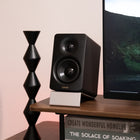 Edifier - Enceinte multimédia Bluetooth sans fil haute résolution M60 à commande tactile - Noir-Supports d'enceintes exclusifs en aluminium qui minimisent la coloration sonore due aux reflets du bureau. Avec un angle de 15 degrés, ils dirigent le son précisément au niveau des oreilles pour une expérience optimale.