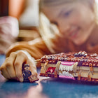 LEGO - Harry Potter Le Monstrueux Livre des Monstres qui Mord, Jouet de Sorcier -Personnage Harry Potter™ - Exposez le livre à construire avec la figurine LEGO de Neville Londubat qui tient Le Monstrueux Livre des Monstres qui mord comme accessoire