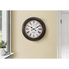 Monarch Specialties - Horloge - 20 po Rond - Horloge Murale - Brun - Transitionnel-Le mouvement à quartz assure un chronométrage précis, tandis que les grands chiffres romains imprimés facilitent la lecture d'un seul coup d'Sil