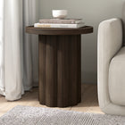 Hudson&Canal - Table d'appoint ronde cannelée Olie - 20 po l - Chêne brun-Socle à piédestal orné de larges cannelures enveloppantes