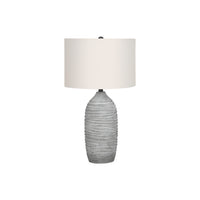 Monarch Specialties - Luminaire - 27 po H Lampe De Table - Résine Grise - Abat-Jour Ivoire / Crème - Moderne-Conçue en forme de vase, cette lampe de table en résine grise texturée de 27 pouces de haut avec ses contours fluides, surmontée d'un abat-jour tambour en lin ivoire et finie avec un embout rond noir contrastant, apporte un style moderne à tout salon, chambre à coucher ou espace de bureau