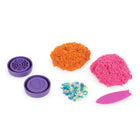Kinetic Sand - Flowfetti-4 thèmes flowfetti à collectionner : Collectionnez 4 thèmes Flowfetti uniques. Livré avec deux couleurs de Kinetic Sand, un outil en lien avec le thèmes, deux couvercles tampons, des éléments étincelants et le tube fait même office de rouleau.