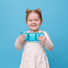 Connetix - Ensemble Caritatif Sarcelle, Contenant 20 Pièces-Toutes les tuiles présentent le design biseauté unique de Connetix, ce qui leur permet d'être solides tout en offrant des réfractions claires