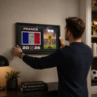 Frameworth - Coupe du Monde FIFA 2026 Officielle France Cadre Drapeau et Trophée - 15 po x 24 po-Dimensions finales de 15 po x 24 po, une impression encadrée verticale idéale pour le salon, le bureau, la salle des partisans et la salle de sport.