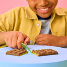 Kinetic Sand - Sweet Station ensemble de jeu-Cadeau créatif avec rangement intégré : Cadeau d'anniversaire réfléchi, le coffret La chocolaterie développe la motricité fine et les capacités sensorielles grâce au jeu tactile. La boîte sur le thème des bonbons permet de ranger le sable et les outils
