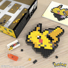 MEGA - Kit de jouets de construction Pokémon Pikachu - Ensemble rétro - 400 pièces-Différentes options de présentation : le coffret comprend 1 base plate pour le placer sur le bureau et 1 encoche à l’arrière pour le fixer au mur