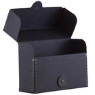 JAM Paper - Portefeuille Kraft avec Bouton et Ficelle Petit Large - 4 1/4 x 6 1/4 x 2 - Noir Recyclé-Ce portefeuille simple et fiable est le moyen idéal pour transporter tous vos fichiers, documents, cahiers et projets artistiques