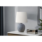 Monarch Specialties - Luminaire - 19 po H Lampe De Table - Résine Grise - Abat-Jour Ivoire / Crème - Transitionnel-La base texturée unique avec un design cannelé d'aspect béton ajoute de la profondeur et du caractère, ce qui en fait un ajout remarquable à votre maison tout en égayant vos coins préférés
