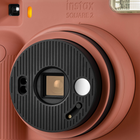 Fujifilm - Appareil instantané instax SQUARE 2 - Rouge brique-Objectif et prise texturée à garniture rayée, et boîtier aux lignes d'une grande sobriété