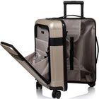 Champs - Ensemble de bagages 3 pièces Onyx II - Sable-Recharge en déplacement. La valise cabine avec port USB intégré vous permet de recharger vos appareils où que vous soyez. (Câble inclus, batterie externe non incluse.)