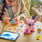 LEGO - Disney Angel, Jouet de Construction Lilo & Stitch pour Filles, Garçons et Enfants-Un coup de main - Laissez l’application LEGO Builder guider les enfants dans une aventure de construction intuitive. Ils peuvent sauvegarder des ensembles, suivre leurs progrès, agrandir et faire pivoter des modèles en 3D en construisant