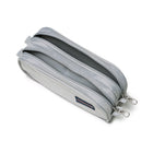 Jansport - Grand Étui Pour Accessoires - 1,3 L - Gris Profond-Cet étui à deux compartiments pour accessoires est idéal pour transporter stylos et crayons d'un côté et cordons d'alimentation de l'autre