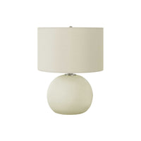 Monarch Specialties - Luminaire - 18 po H Lampe De Table - Abat-Jour Ivoire / Crème - Crème Céramique - Contemporain-Illuminez votre salon, votre bureau ou votre chambre à coucher avec cette lampe de table chic en forme de globe de 18 pouces de haut, dotée d'une base en céramique crème texturée et surmontée d'un abat-jour tambour en tissu ivoire pour un attrait contemporain