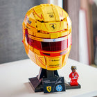 LEGO - Editions Formula 1 Le casque Scuderia Ferrari HP - Lewis Hamilton -Comprend une figurine de Lewis Hamilton et une plaque avec sa signature