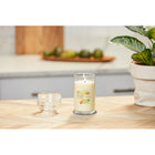 Yankee Candle - Iced Berry Limonade Signature Bougie pilier moyenne - 14 oz-Étiquettes illustrées à la main et couleurs vives de cire