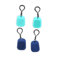 Bouncyband - BBAFDCC Clips Apaisants-SOULAGEMENT DU STRESS : 2 styles, chacun en bleu et vert, offrent une libération de tension gratifiante pendant les moments de stress. La texture douce, flexible et tactile du silicone agit comme une distraction apaisante, offrant une expérience sensorielle réconfortante.