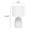 Simple Designs - Mini lampe de table texturée - Blanc cassé avec abat-jour assorti-c'est une mini-lampe la taille totale du produit est l : 6.5 x l : 6.5 x h : 11.02 et pèse 1.1 lbs. l'abat-jour mesure dia : 6.5 x h : 5.25