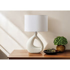 Monarch Specialties - Luminaire - 23 po H Lampe De Table - Résine D'Ivoire - Abat-Jour Ivoire / Crème - Contemporain-Dotée d'un interrupteur pratique à bouton rotatif marche/arrêt pour une seule ampoule de 60 W (non incluse), elle éclaire sans effort une table d'appoint, une console ou une table de nuit, créant ainsi une ambiance chaleureuse