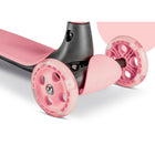Yvolution - Yglider Kiwi Trottinette - Rose-Le guidon est réglable sur trois positions, idéal pour accompagner les enfants de 3 à 8 ans ou jusqu'à 25 kg. D'une simple pression sur un bouton, il est également amovible pour faciliter le transport et le rangement.