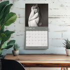 Plato - 2026 Taylor Swift Officiel Calendrier mural Suspendu Mensuel - 30,5 cm l x 61 cm H - Anglais-Caractéristiques - 16 mois (mise en page sur deux pages de septembre à décembre 2025 et de janvier à décembre 2026) , 30,5 cm x 30,5 cm (fermé) , 30,5 cm x 60,9 cm (ouvert) , 28 pages