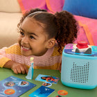 Tonies - Coffret Toniebox 2 - Disney Frozen - Bleu Ciel - Anglais-Deux façons de jouer : les enfants peuvent plonger dans leurs histoires et chansons préférées avec les Tonies ou ajouter Tonieplay pour découvrir des jeux sans écran et plus encore
