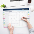 AT-A-GLANCE - Sous main mensuel Emily Ley bandes joyeuses 2025-2026 - 17 po H x 21 3/4 po l - bilingue-Les blocs quotidiens mesurent 2 5/16 po x 2 7/16 po