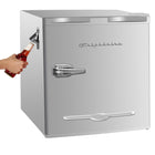 Frigidaire - Réfrigérateur bar rétro avec ouvre-bouteille sur le côté - 1,6 pi ca - Rayon de lune-La tablette en treillis métallique ajustable vous permet de personnaliser votre réfrigérateur pour répondre à vos besoins d’entreposage de nourriture