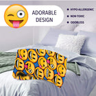 Bell+Howell - Couverture lestée pour enfants - 7 lb - Emoji-MÊME LA RÉPARTITION DU POIDS, le composant interne pondéré ne glisse pas ou ne se concentre pas sur un côté lorsqu'un coin est maintenu contre la gravité, de sorte que la répartition du poids reste même indéfiniment.