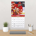 DateWorks - Calendrier Mural 16 Mois 2025 des Flames de Calgary - 12 po x 12 po - Bilingue-Parfait à accrocher sur un mur, un tableau en liège ou un tableau d'affichage à la maison, à l'école ou au bureau