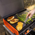 Blackstone - 20" Gril de camping prêt à l'aventure-Couvercle pour protéger la surface de la plancha lors du transport ou du stockage, avec des loquets en T pour maintenir le couvercle de la plancha bien en place.
