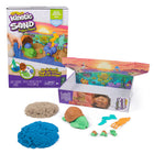 Kinetic Sand - Project Planet Plage aux tortues-14 OZ DE SABLE KINETIC SAND, OUTILS ET FICHE EXPLICATIVE : Ce coffret contient un râteau algues, un couteau pélican, 396 g de sable bleu et marron, ainsi qu'une fiche explicative et instructive. Jouez à l'intérieur de la boîte et mettez-y toutes les pièces pour un rangement facile