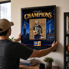 Frameworth - Cadre photoglass de Jalen Brunson des New York Knicks trophées du championnat 2026 - 18 po l x 22 po H - or-Dimensions finales de 18 po x 22 po : présentoir encadré vertical idéal pour le salon, le bureau, la salle des partisans et la salle de sport