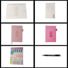 Wamaco - Collection Passionate Planner Pineapple - Agenda rose, journal fuchsia, autocollants, bloc-notes, bloc-notes hebdomadaire, stylo-Compact - Le journal et l'agenda de ce set sont tous deux à couverture rigide et suffisamment petits pour se glisser dans la plupart des sacs ou des porte-monnaie. Ils sont donc parfaits pour les personnes en déplacement.