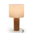 Decent Living - Lampe de table en bois d'érable - Drapeau canadien avec le Canada-Fabriqué au Canada avec de l'érable canadien local de première qualité.