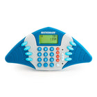 Educational Insights - Jeu de mathématiques électronique portable MathShark-Ce qui est inclus : MathShark est un jeu électronique portable qui interroge les enfants sur l'addition, la soustraction, la multiplication, la division, les fractions, les décimales et les pourcentages, avec huit niveaux de difficulté pour chaque compétence. L'écran LCD affiche les problèmes horizontalement et verticalement, comme à l'école. MathShark peut également être utilisé comme une calculatrice entièrement fonctionnelle. Néc