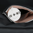 Swissdigital - Sac à dos noir platine KATY ROSE avec localisateur SDD-Poche dédiée pour batterie externe, poche pour bouteille d'eau, poche pour étui à lunettes, porte-clés, poches multifonctionnelles et panneau arrière respirant du sac à dos doté d'un rembourrage en maille pour une ventilation confortable de l'air.