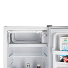 BLACK+DECKER - 3,2 pi³ Mini-frigo autonome avec congélateur, blanc-Capacité spacieuse : deux étagères de réfrigérateur en verre amovibles aident à agrandir l'espace de rangement tandis que les bacs de rangement de porte pleine et demi-largeur peuvent accueillir des canettes et des petits contenants ou des bouteilles de 2 litres.