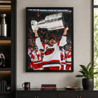 Frameworth - Sebastian Aho Toile encadrée 20 po H x 29 po l Carolina Hurricanes Champions de la Coupe Stanley 2026 - Sous licence officielle LNH/AJLNH-Encadre professionnellement au Canada par Frameworth Sports Marketing