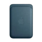 Apple - Portefeuille FineWoven avec MagSafe pour iPhone - Bleu Pacifique-Le portefeuille FineWoven prend en charge jusqu'à trois cartes et est protégé, il est donc sûr pour les cartes de crédit