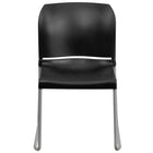 Chaise empilable noire profilée HERCULES d’une capacité de 880 lb à dossier complet avec base traîneau enduite de poudre grise-Patins glisseurs en plastique protecteurs de plancher