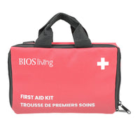 BIOS Living - Trousse de premiers soins - 100 pièces-Contenu de la trousse de premiers soins: Lingettes antiseptiques, écouvillons avec alcool isopropylique 70% v/v, pansement triangulaire avec 2 épingles de sûreté, pansements adhésifs en tissu pour jointures, pansements en tissu pour le bout des doigts, pansements en plasstique, pansements adhésifs en tissu, rouleau de pansement élastique, rouleaux de gaze, bandages compressifs, tampons de gaze stériles, rouleau de ruban adhésif, ciseaux, brucelles, gants 