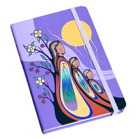 Oscardo - Carnet à couverture rigide avec motif artistique autochtone Gifts from Creator d’Emily Kewageshig-Cahier à couverture rigide par Oscardo présentant de véritables œuvres d’art autochtones créées par des artistes des Premières Nations, des Inuits et des Métis partout au Canada, idéal comme cadeau significatif ou article de papeterie essentiel au quotidien
