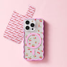 Ideal of Sweden - Print Pack Ecru J'adore pour iPhone 16-Avec une variété de designs parmi lesquels choisir, vous pouvez rafraîchir votre style à tout moment, sans ajouter de volume