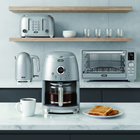 Salton - cafetière numérique de 12 tasses NuRetro - argent métallisé-Commencez la journée avec un café fraîchement infusé, en programmant l’appareil à l’avance à l’aide de l’affichage numérique facile à utiliser.