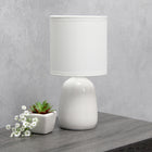 Simple Designs - Petite lampe de table ronde - Blanc cassé avec abat-jour assorti-Exigence en matière d'ampoule vendue séparément : Cette lampe exige une ampoule à culot candélabre type B10 E12 de 40 watts (non incluse)