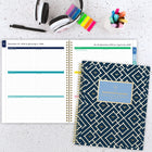 AT-A-GLANCE - Agenda hebdomadaire/mensuel abeilles bleu marine Emily Ley Simplified 2026 - 11 po H x 8 3/8 po l - bleu marine - bilingue-Conservez le motif lumineux Navy Bees ou personnalisez-le en ajoutant une photo dans la pochette avant transparente