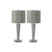 Monarch Specialties - Luminaire - 24 po H Lampe De Table - Port Usb Inclus - Ensemble De 2 - Métal Nickelé - Abat-Jour Gris-Illuminez votre bureau, votre salon ou votre chambre à coucher avec cet ensemble de 2 lampes d'appoint contemporaines de 24 pouces de haut en finition métal argenté, avec des abat-jour tambour effilés en lin gris et surmontés d'un embout décoratif en métal argenté