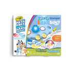 Crayola - Timbreur lumineux Bluey-Cadeaux pour enfants : un cadeau attentionné pour les tout-petits, pour enrichir leurs moments de jeu grâce à la magie de bluey. Idéal pour divertir les enfants pendant les longs trajets en voiture ou en avion