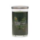 Yankee Candle - Balsam & Cedar Signature Bougie pilier moyenne - 404 g-Disponible dans les tout nouveaux parfums Signature Collection et dans certains favoris éprouvés de Yankee Candle