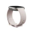 Google - Fitbit Sense 2 montre intelligent – Blanc lunaire/Aluminium platine-Charge rapide : moins de charge signifie plus de travail. Et avec Sense 2, vous pouvez obtenir l'équivalent d'une journée de batterie en seulement 12 minutes